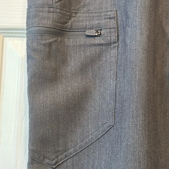 FIGS Women’s Grey Scrub Set Jogger Pants V-Neck Top Technical Collection Size XS - Picture 8 of 12
